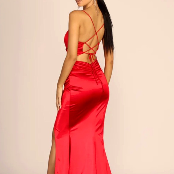 Gorgeous red dress - Picture 2 of 4